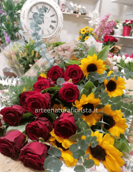 Rose rosse e girasoli