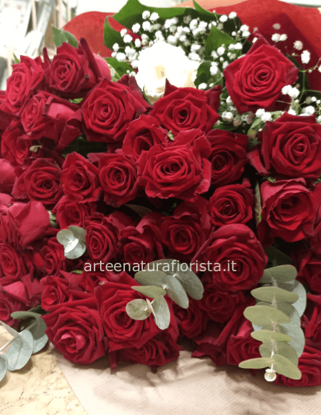 Rose rosse a stelo lungo con mimosa