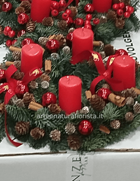 Corona d' avvento con candele rosse