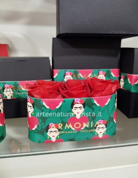 Rose stabilizzate con packaging Frida kalo con mimosa