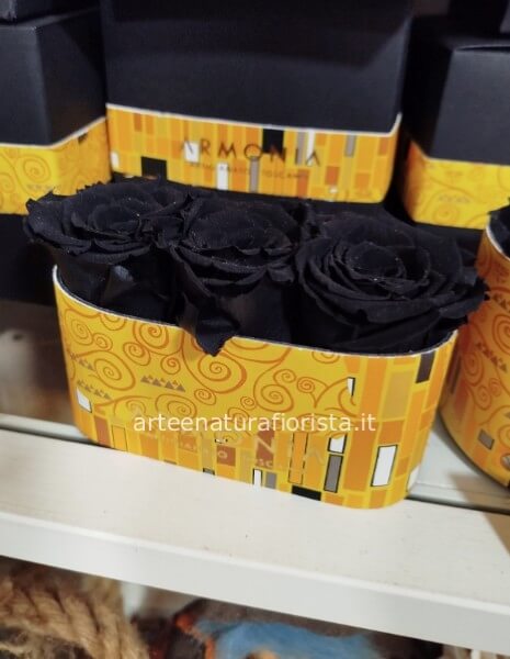 Rose stabilizzate nere ,confezione a tre con mimosa