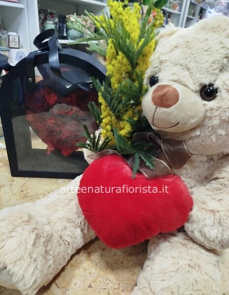 Cuore di rose eterne con peluche e mimosa