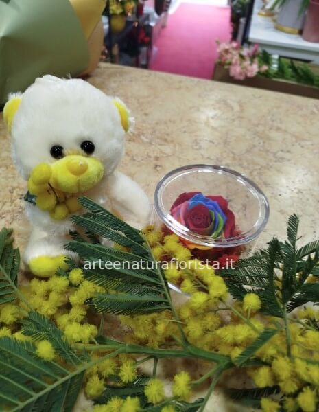 Rosa eterna con peluche e mimosa