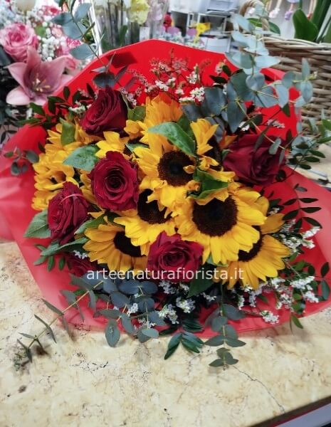 Bouquet girasoli e rose rosse